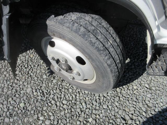 エルフトラック ベースグレード 2t平ボディ オートマ 車両総重量4575Kg 内外装仕上げ済み 全低床 Wタイヤ FMAMラジオ ETC付(12枚目)