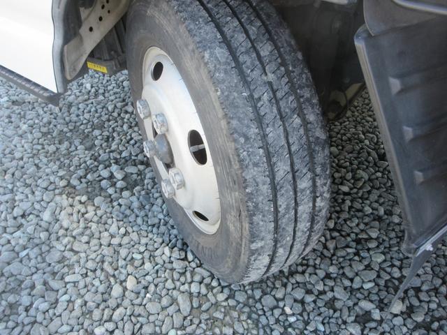 エルフトラック ベースグレード 2t平ボディ オートマ 車両総重量4575Kg 内外装仕上げ済み 全低床 Wタイヤ FMAMラジオ ETC付(15枚目)