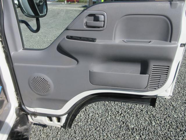 エルフトラック ベースグレード 2t平ボディ オートマ 車両総重量4575Kg 内外装仕上げ済み 全低床 Wタイヤ FMAMラジオ ETC付(16枚目)