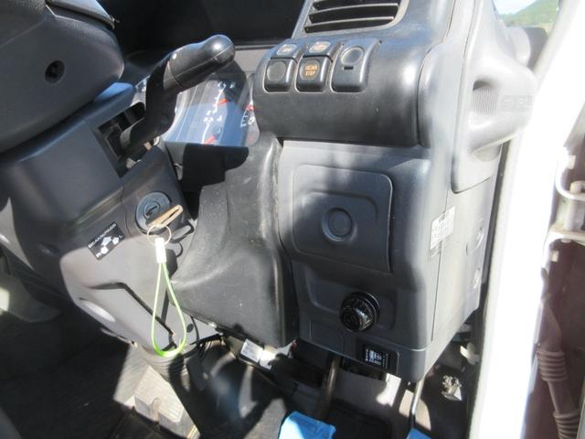 エルフトラック ベースグレード 2t平ボディ オートマ 車両総重量4575Kg 内外装仕上げ済み 全低床 Wタイヤ FMAMラジオ ETC付(18枚目)