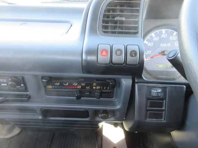 エルフトラック ベースグレード 2t平ボディ オートマ 車両総重量4575Kg 内外装仕上げ済み 全低床 Wタイヤ FMAMラジオ ETC付(22枚目)