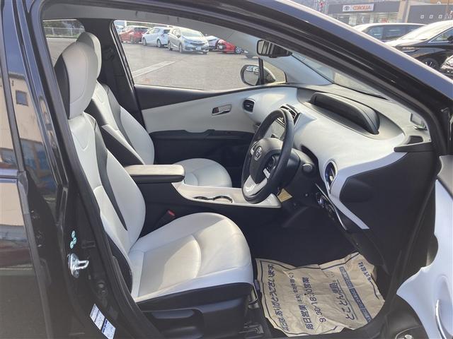 プリウス Ａツーリングセレクション　４ＷＤ　フルセグ　メモリーナビ　ＤＶＤ再生　バックカメラ　衝突被害軽減システム　ＥＴＣ　ドラレコ　ＬＥＤヘッドランプ　フルエアロ　記録簿（5枚目）