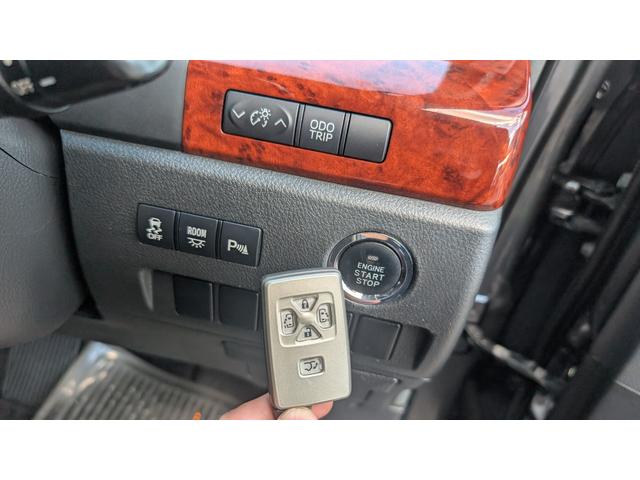 アルファード ２４０Ｓ　プライムセレクションＩＩ　ＥＴＣ　バックカメラ　クリアランスソナー　両側電動スライドドア　オートライト　ＨＩＤ　電動リアゲート　スマートキー　電動格納ミラー　後席モニター　３列シート　フルフラット　オットマン　ＣＶＴ（9枚目）