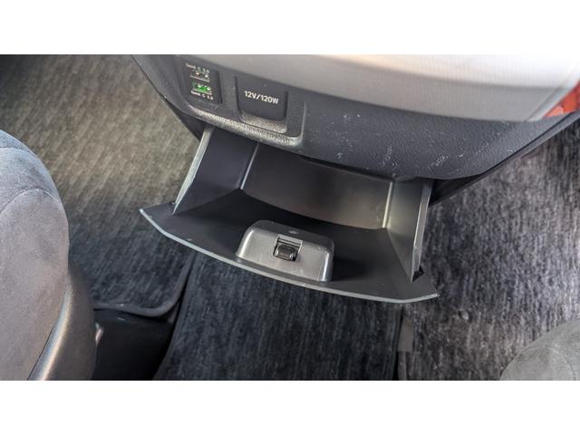 アルファード ２４０Ｓ　プライムセレクションＩＩ　ＥＴＣ　バックカメラ　クリアランスソナー　両側電動スライドドア　オートライト　ＨＩＤ　電動リアゲート　スマートキー　電動格納ミラー　後席モニター　３列シート　フルフラット　オットマン　ＣＶＴ（43枚目）