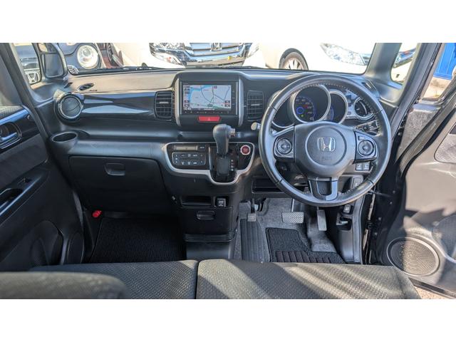 Ｎ－ＢＯＸカスタム Ｇ　ターボＳＳパッケージ　ＥＴＣ　バックカメラ　両側電動スライドドア　ナビ　オートクルーズコントロール　ＨＩＤ　スマートキー　アイドリングストップ　電動格納ミラー　ベンチシート　ターボ　ＣＶＴ　盗難防止システム　ＡＢＳ（2枚目）