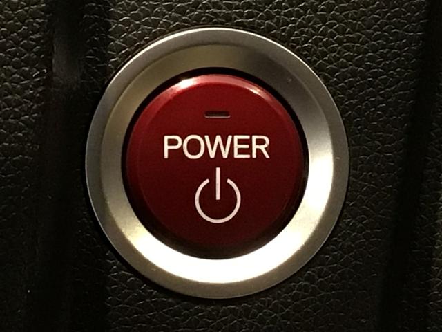 【スマートキー】持っているだけでエンジン始動や、ドアロックの開閉まで出来ちゃう賢く便利なスマートキーを装備！暗くなってもキー穴を捜す必要が無くとっても便利ですから人気の装備です♪