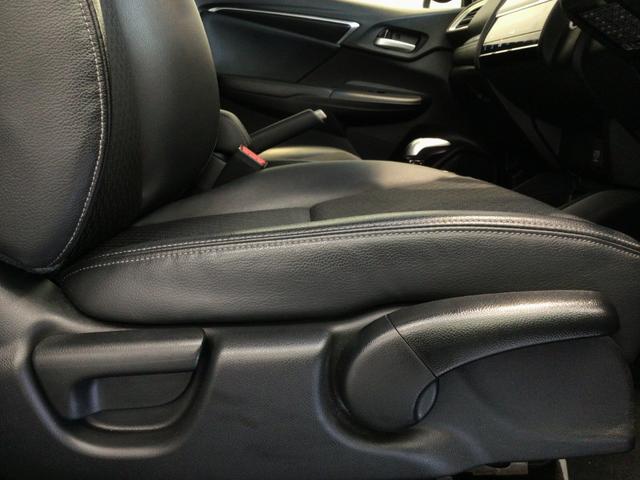 【前席】運転席にはシート高を調整できるハイトアジャスターが装備され、幅広いシートポジションの設定が可能になっております♪