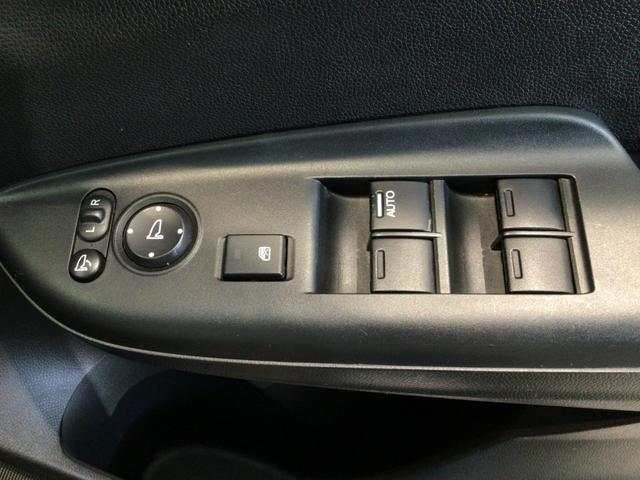 【パワーウィンドウ】指一本で窓の開閉ができるパワーウィンドウを装備しています。