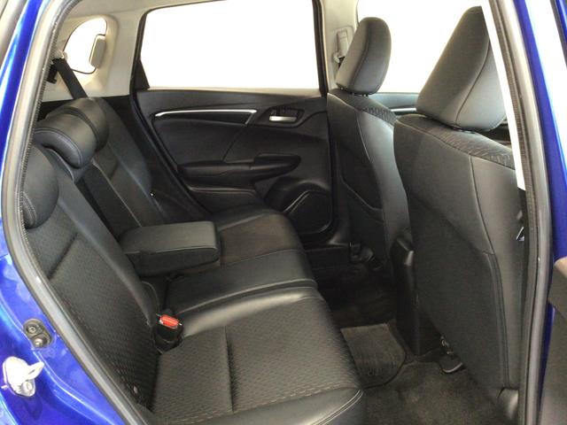 【後席】後席シートもゆったり快適に座っていただけます♪後部座席に乗っていても楽しくドライブに参加していただけます！