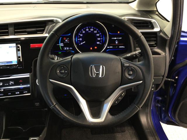 左側にはオーディオの操作ができるステアリングリモコンを、右側にはクルーズコントロールスイッチ装備♪高速道路など加減速の少ない道で便利です♪長距離ドライブの疲れを軽減してくれる、嬉しい装備ですよね♪