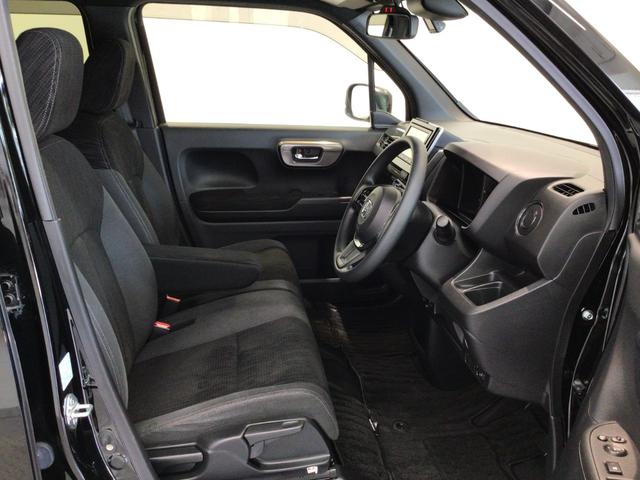 【前席】充分な広さを確保した、快適な前席！インテリアカラーも落ち着いたお色です♪センターアームレストも付いて、リラックスした姿勢で運転していただけます♪