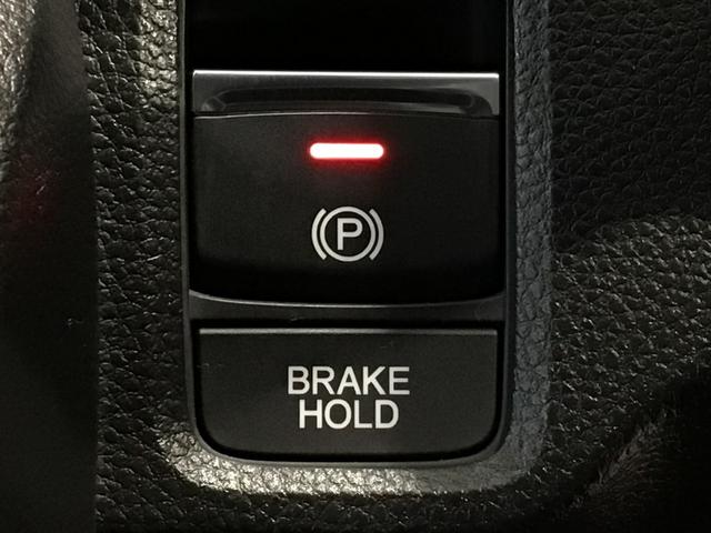 指先の操作でパーキングブレーキの「作動と解除」が行うことができる装備。ブレーキペダルから足を離しても停止し続けてくれるオートブレーキホールド機能。信号待ちなどの際には便利。ＥＣＯ運転で低燃費走行♪