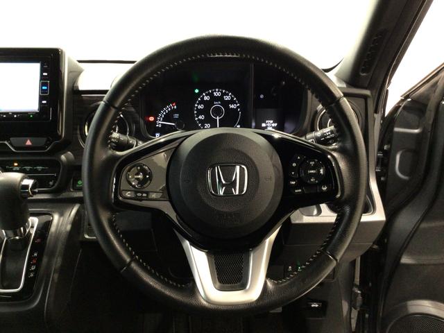 運転にかかわる様々な操作を安全に行えるように視点移動が少なく操作性に配慮されたスイッチ類が凝縮されたコクピットです。