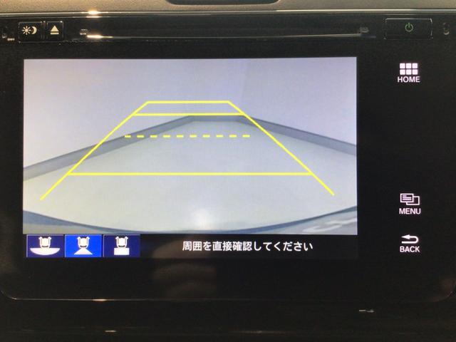 【バックカメラ】運転が苦手な方も車庫入れラクラクです！ギアをリバースに入れれば自動的に切り換わりますので、面倒な操作は不要です♪狭い駐車場もお車を傷つけず安心ですね！