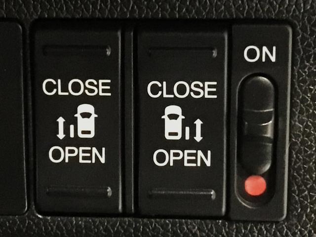【両側パワースライドドア】両側がパワースライドドアになっており、運転席のスイッチやスマートキーでも開閉が可能です！開口部も広いので乗り降りも楽々♪