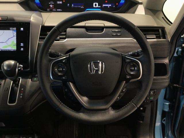 運転にかかわる様々な操作を安全に行えるように視点移動が少なく操作性に配慮されたスイッチ類が凝縮されたコクピットです。