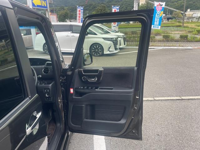 検査員・整備士がオイル漏れ・水漏れ等しっかり点検したあとに専用洗剤でエンジンルームを洗浄します。見えない箇所でもキレイにします。