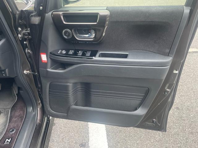 ヘッドライトクリーニング済み☆ヘッドライトは汚れなどで、レンズがくもってきます。ヘッドライトを磨くことで、視界が良好になるだけでなく、車の見栄えが変わります!!