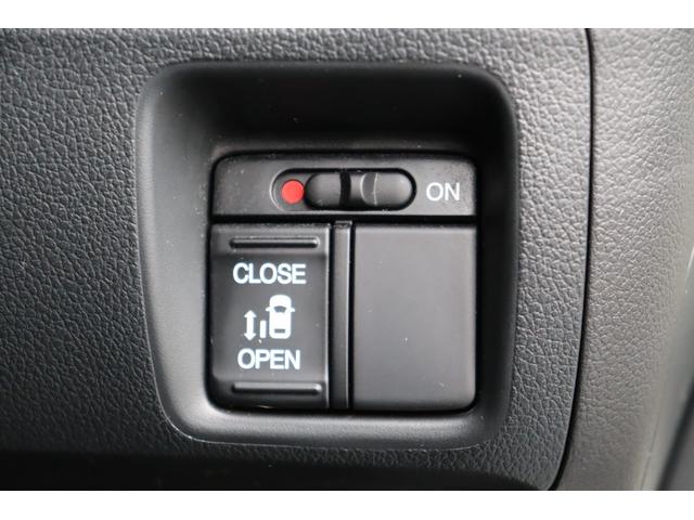 左／パワースライドドア