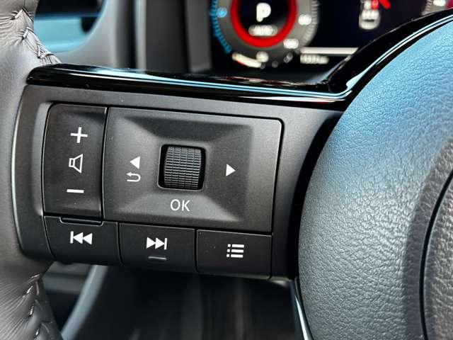 お手元での操作でボリュームやラジオの操作ができる安心のステアリングスイッチ付きとなっております。