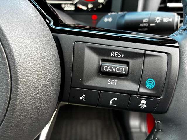 プロパイロット！搭載されているセンサーやカメラを駆使して、高速道路で感じるストレスを軽減できます。いくつかの条件が整えばアクセル、ブレーキ、ハンドル操作を車がサポートし、前方の車を追従します。