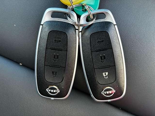 インテリジェントキー。カバンやポケットを取り出さずにエンジンの始動・ドアの開閉ができて便利です。