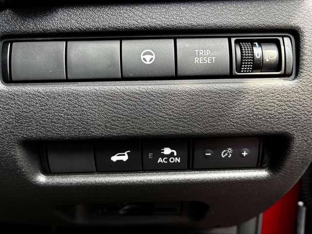 運転支援システムも多数装備されております。追突被害を軽減するエマージェンシーブレーキも付いております。