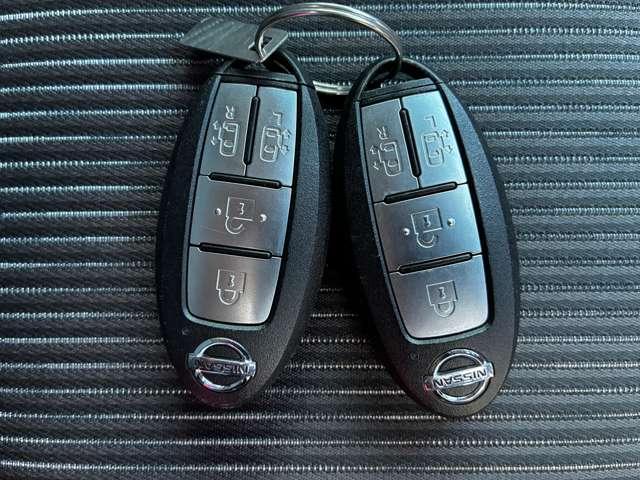 インテリジェントキー。カバンやポケットを取り出さずにエンジンの始動・ドアの開閉ができて便利です。
