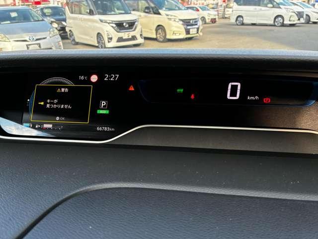 スッキリと見やすいデジタル表記のスピードメーターです。どのくらいのスピードで走っているのか、どのくらいの距離を走っているのか分かります！航続距離やガソリンの残数なども表記されるので確認が楽ちんです！