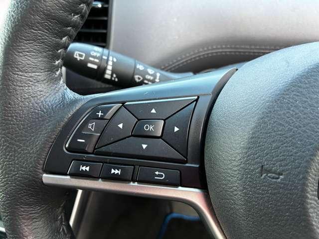 お手元での操作でボリュームやラジオの操作ができる安心のステアリングスイッチ付きとなっております。