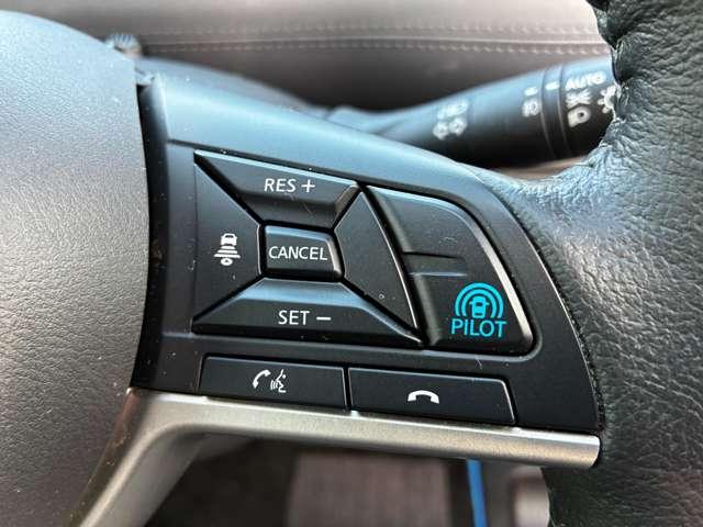 プロパイロット！搭載されているセンサーやカメラを駆使して、高速道路で感じるストレスを軽減できます。いくつかの条件が整えばアクセル、ブレーキ、ハンドル操作を車がサポートし、前方の車を追従します。