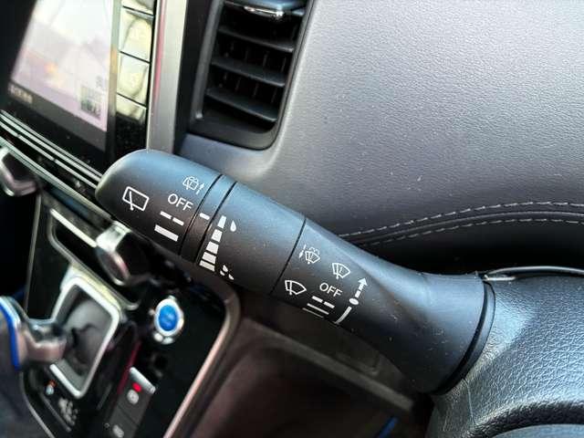 動くタイミングを調整できる間欠式ワイパーは、車速に連動して間欠時間が変化する機能も備えて運転をサポートしてくれます！