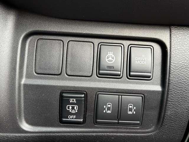 運転席右側部分には、ハンドルヒーター、ドライブモード切り替えスイッチと後席両側電動スライドドアの開閉スイッチがございます！運転席からスライドドアの操作ができますので想像以上に便利ですよ！