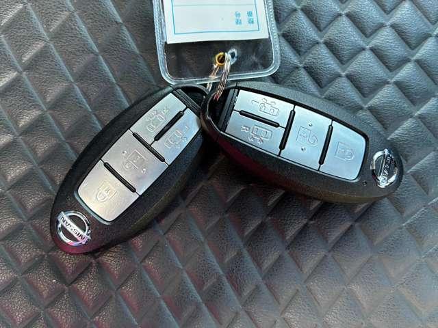インテリジェントキー。カバンやポケットを取り出さずにエンジンの始動・ドアの開閉ができて便利です。