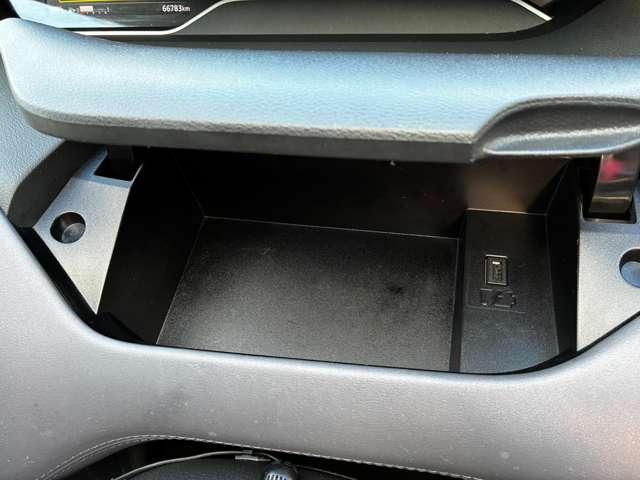 運転席の前にも嬉しいアッパーボックスがあります！小物を収納できるのはもちろん、ＵＳＢ電源ソケット付きなので運転しながらスマートフォンの充電ができちゃいます！