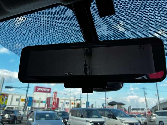 インテリジェントルームミラーは後席に荷物が載っていても後方の視界を妨ぎません。