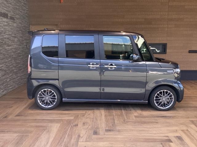 N-BOXカスタム ターボ 純正ナビ ETC フロントドラレコ リヤ席モニター 両側電動スライドドア 本革巻きステアリング パドルシフト フロントシートヒーターシートバックテーブル オートリトラミラー タバコ臭有(4枚目)