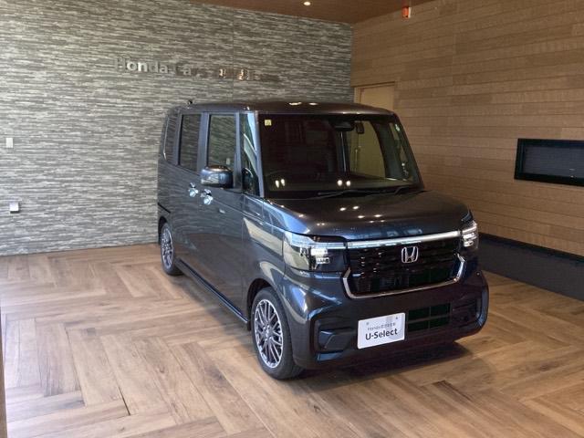 N-BOXカスタム ターボ 純正ナビ ETC フロントドラレコ リヤ席モニター 両側電動スライドドア 本革巻きステアリング パドルシフト フロントシートヒーターシートバックテーブル オートリトラミラー タバコ臭有(6枚目)