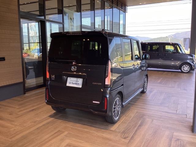 N-BOXカスタム ターボ 純正ナビ ETC フロントドラレコ リヤ席モニター 両側電動スライドドア 本革巻きステアリング パドルシフト フロントシートヒーターシートバックテーブル オートリトラミラー タバコ臭有(8枚目)