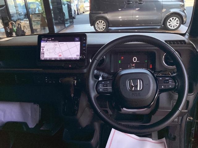 N-BOXカスタム ターボ 純正ナビ ETC フロントドラレコ リヤ席モニター 両側電動スライドドア 本革巻きステアリング パドルシフト フロントシートヒーターシートバックテーブル オートリトラミラー タバコ臭有(12枚目)