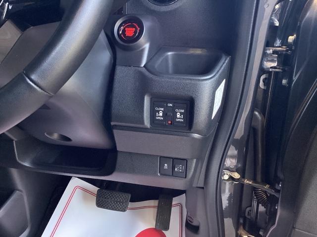 N-BOXカスタム ターボ 純正ナビ ETC フロントドラレコ リヤ席モニター 両側電動スライドドア 本革巻きステアリング パドルシフト フロントシートヒーターシートバックテーブル オートリトラミラー タバコ臭有(18枚目)