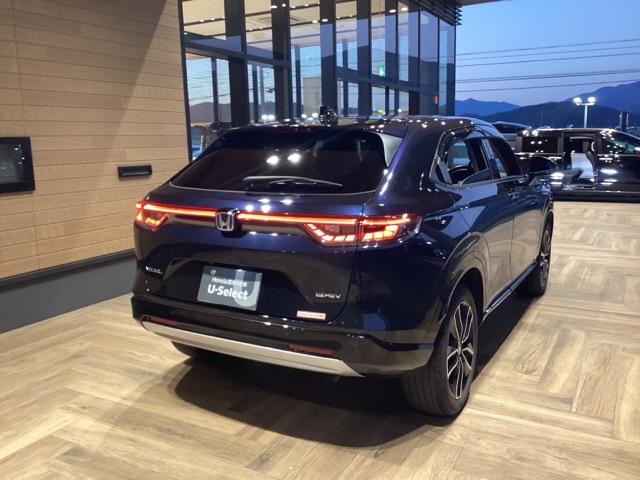 ヴェゼル ｅ：ＨＥＶＺ　純正ナビ　ＥＴＣ　前後ドラレコ　地デジ　フロントシートヒーター熱線入りフロントウィンド―　ハンズフリーパワーテールゲートＬＥＤシーケンシャルターンシグナルランプ　１８インチアルミホイル（8枚目）