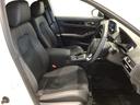 体を包み込むような形状でホールド感のあるフロントシート。しっかりと支えてくれるので長時間の運転を快適にサポートしてくれます。もちろん足元もゆったりしてますのでおくつろぎいただけます♪