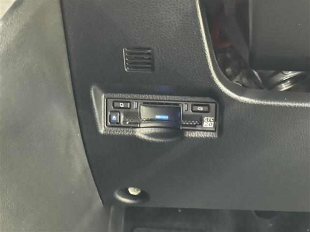 ノア ハイブリッドＳ－Ｚ　ＬＥＤヘッドランプ　バックモニター　ドライブレコーダー　Ｔ－Ｃｏｎｎｅｃｔナビ　フルセグ　ＤＶＤ再生装置　ＣＤ再生装置　メディアプレイヤー接続　後席モニター　リアスポイラー　３列シート　純正アルミ（21枚目）