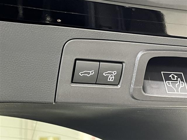 クラウンスポーツ Ｚ　ＬＥＤヘッドランプ　バックモニター　ブラインドスポットモニター　パノラミックビューモニター　Ｔ－Ｃｏｎｎｅｃｔナビ　フルセグ　メディアプレイヤー接続　本革シート　パワーシート　純正アルミ　スマートキ－（18枚目）