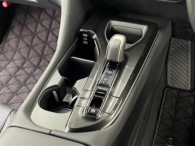 クラウンスポーツ Ｚ　ＬＥＤヘッドランプ　バックモニター　ブラインドスポットモニター　パノラミックビューモニター　Ｔ－Ｃｏｎｎｅｃｔナビ　フルセグ　メディアプレイヤー接続　本革シート　パワーシート　純正アルミ　スマートキ－（28枚目）