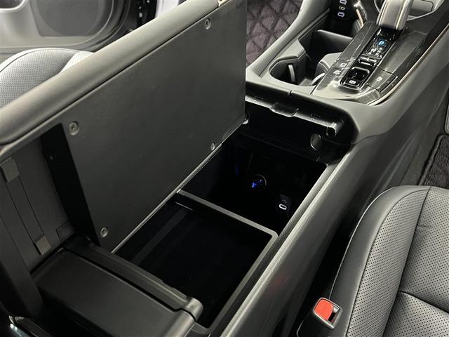 クラウンスポーツ Ｚ　ＬＥＤヘッドランプ　バックモニター　ブラインドスポットモニター　パノラミックビューモニター　Ｔ－Ｃｏｎｎｅｃｔナビ　フルセグ　メディアプレイヤー接続　本革シート　パワーシート　純正アルミ　スマートキ－（29枚目）