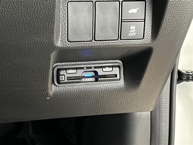 ステップワゴン ｅ：ＨＥＶスパーダ　ＬＥＤヘッドランプ　バックモニター　ブラインドスポットモニター　パノラミックビューモニター　フルセグ　ＤＶＤ再生装置　ＣＤ再生装置　メディアプレイヤー接続　３列シート　純正アルミ　スマートキ－　ＥＴＣ（21枚目）