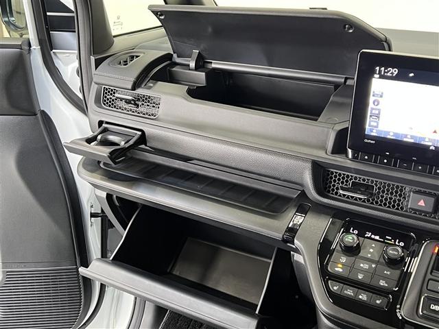 ステップワゴン ｅ：ＨＥＶスパーダ　ＬＥＤヘッドランプ　バックモニター　ブラインドスポットモニター　パノラミックビューモニター　フルセグ　ＤＶＤ再生装置　ＣＤ再生装置　メディアプレイヤー接続　３列シート　純正アルミ　スマートキ－　ＥＴＣ（27枚目）