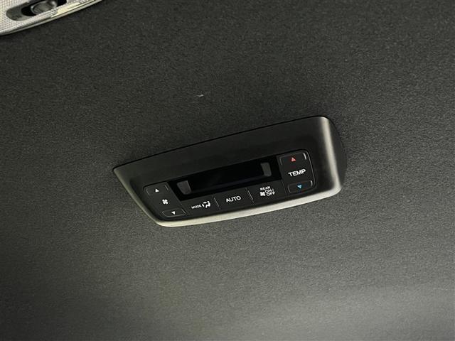 ステップワゴン ｅ：ＨＥＶスパーダ　ＬＥＤヘッドランプ　バックモニター　ブラインドスポットモニター　パノラミックビューモニター　フルセグ　ＤＶＤ再生装置　ＣＤ再生装置　メディアプレイヤー接続　３列シート　純正アルミ　スマートキ－　ＥＴＣ（28枚目）